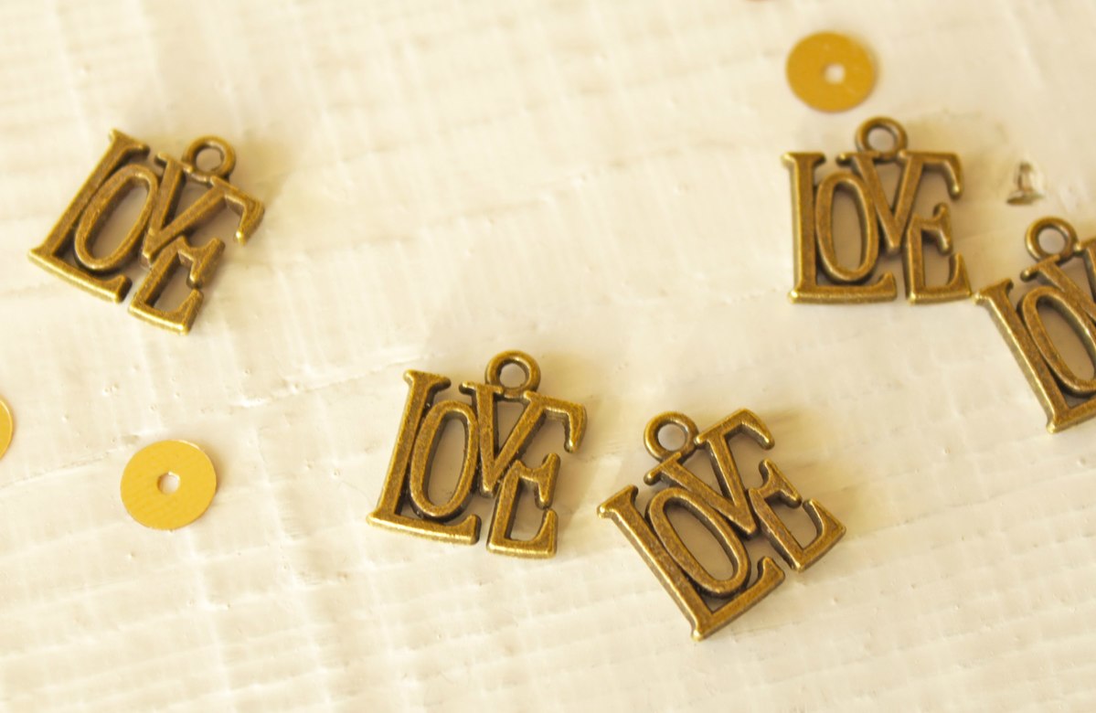 Подвеска металлическая Love