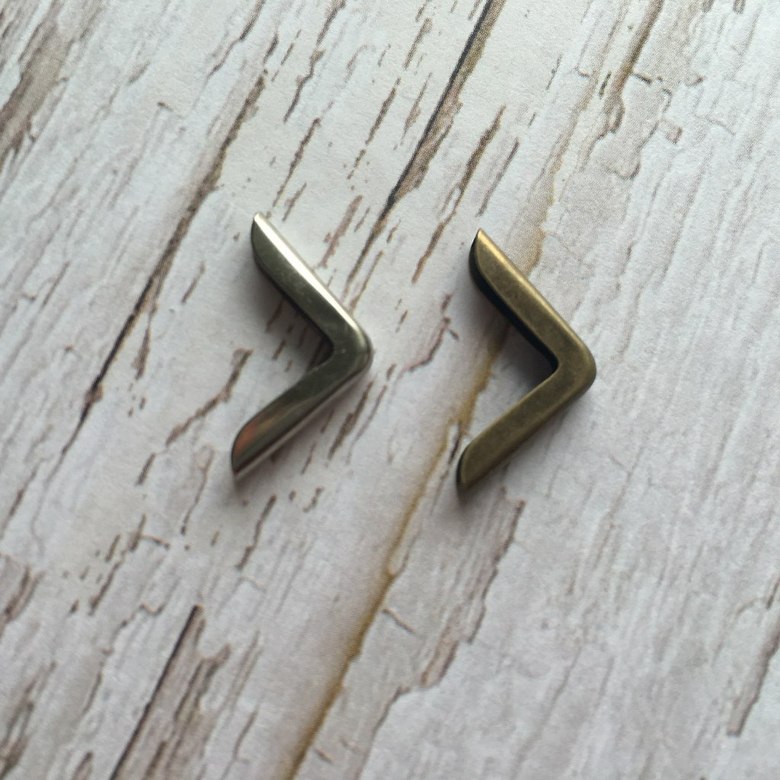 Уголки металлические тонкие, (1 шт)