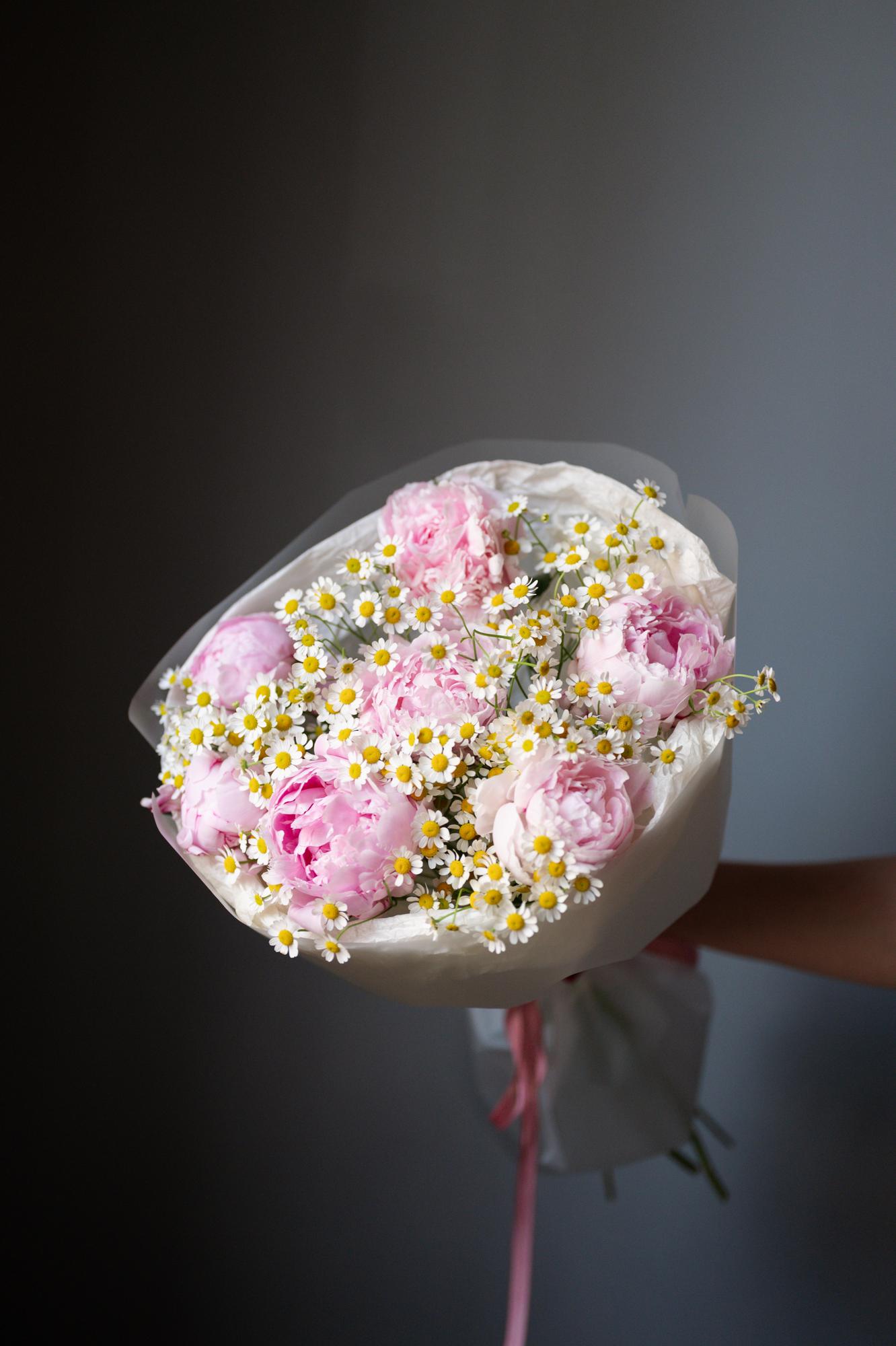 Дуо-букет "Пионы и ромашка"