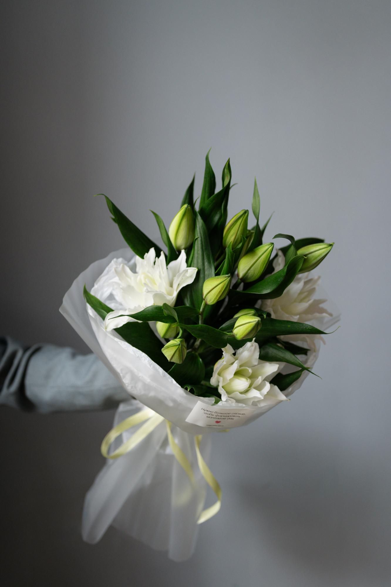 Букет из белых лилий