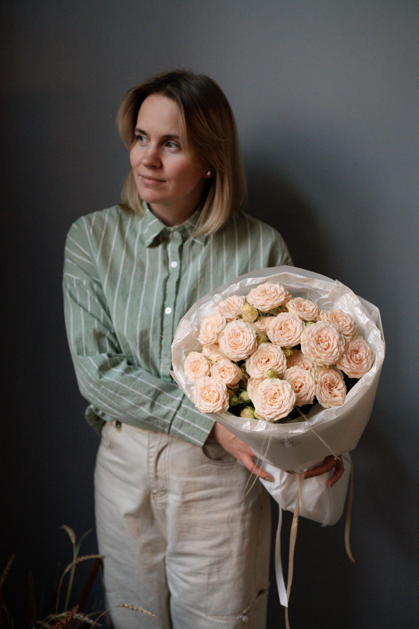 Букет с кустовой пионовидной розой