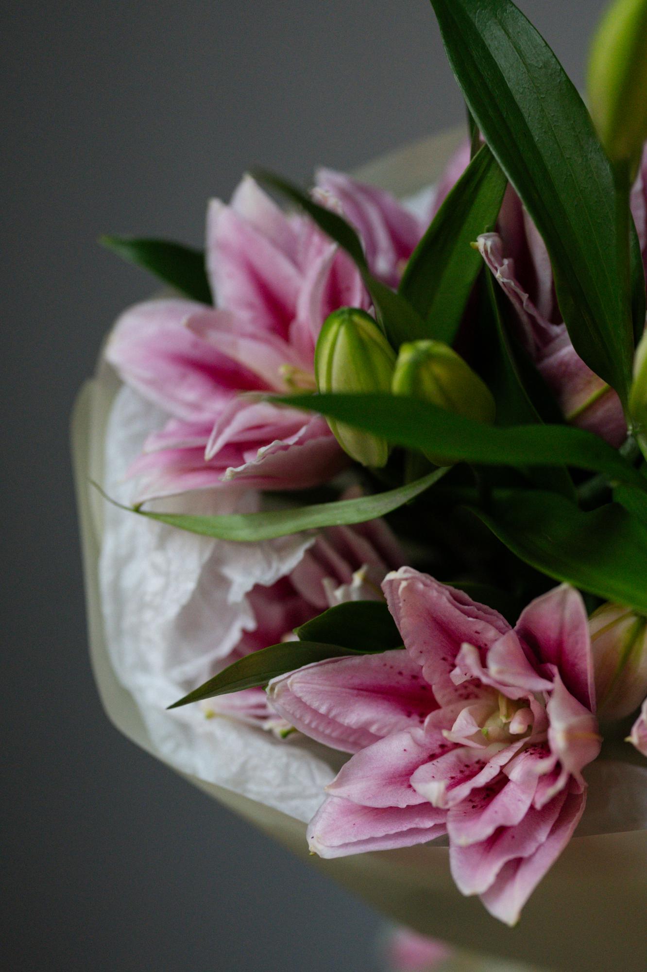 Букет из пионовидных лилий