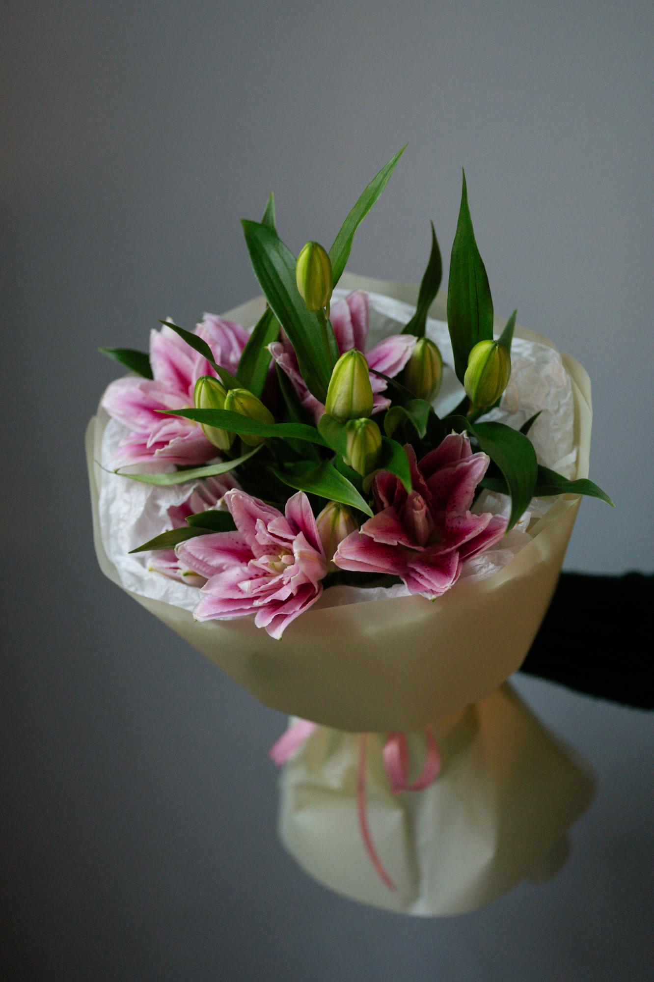 Букет из пионовидных лилий