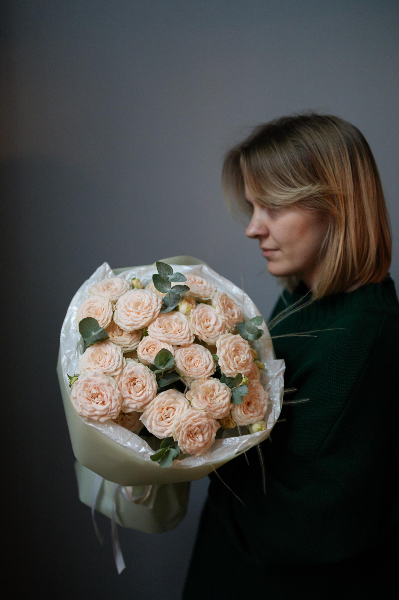 Моно-букет с пионовидной розой и эвкалиптом