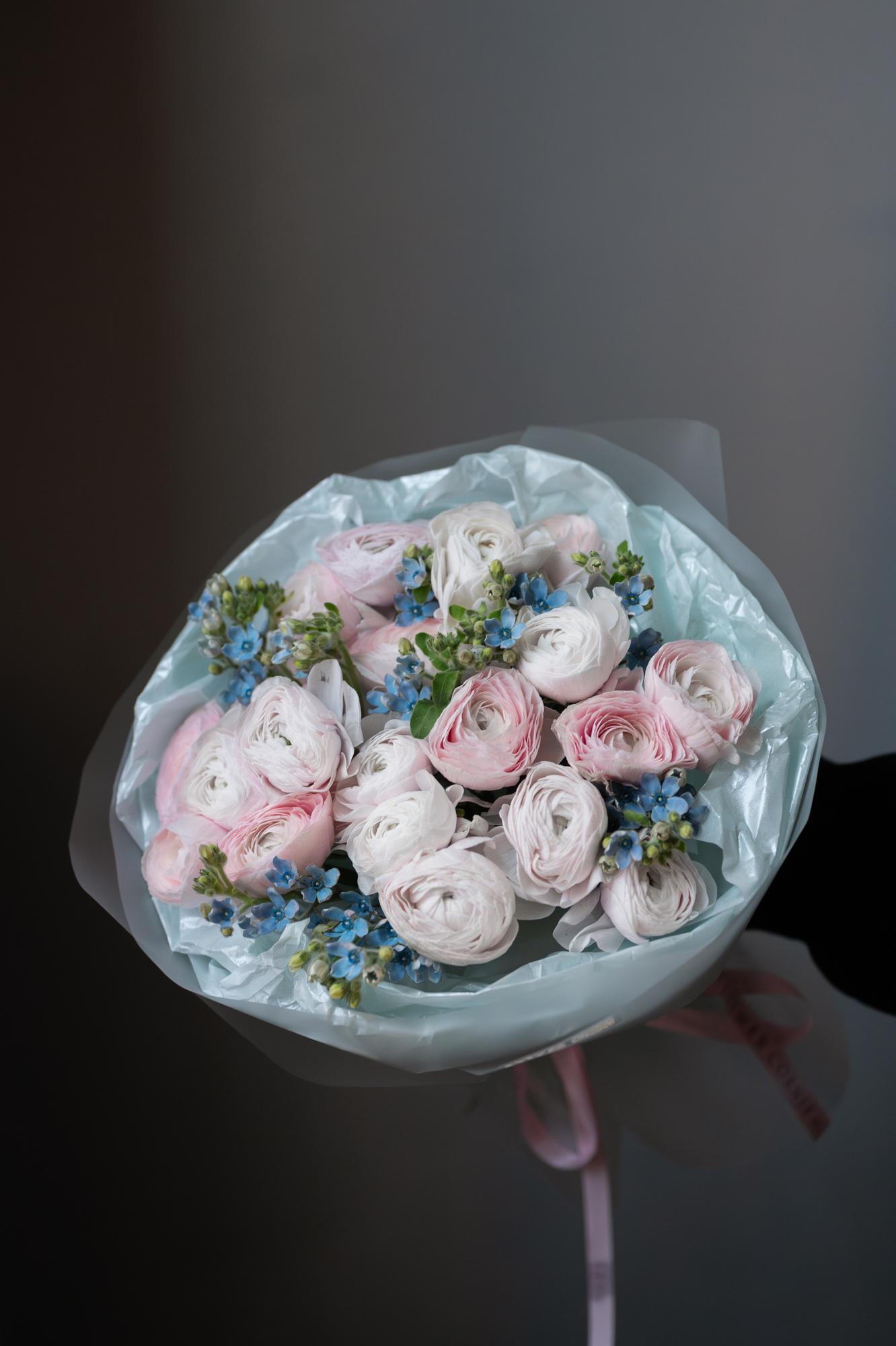 Дуо-букет с ранункулюсами и незабудками