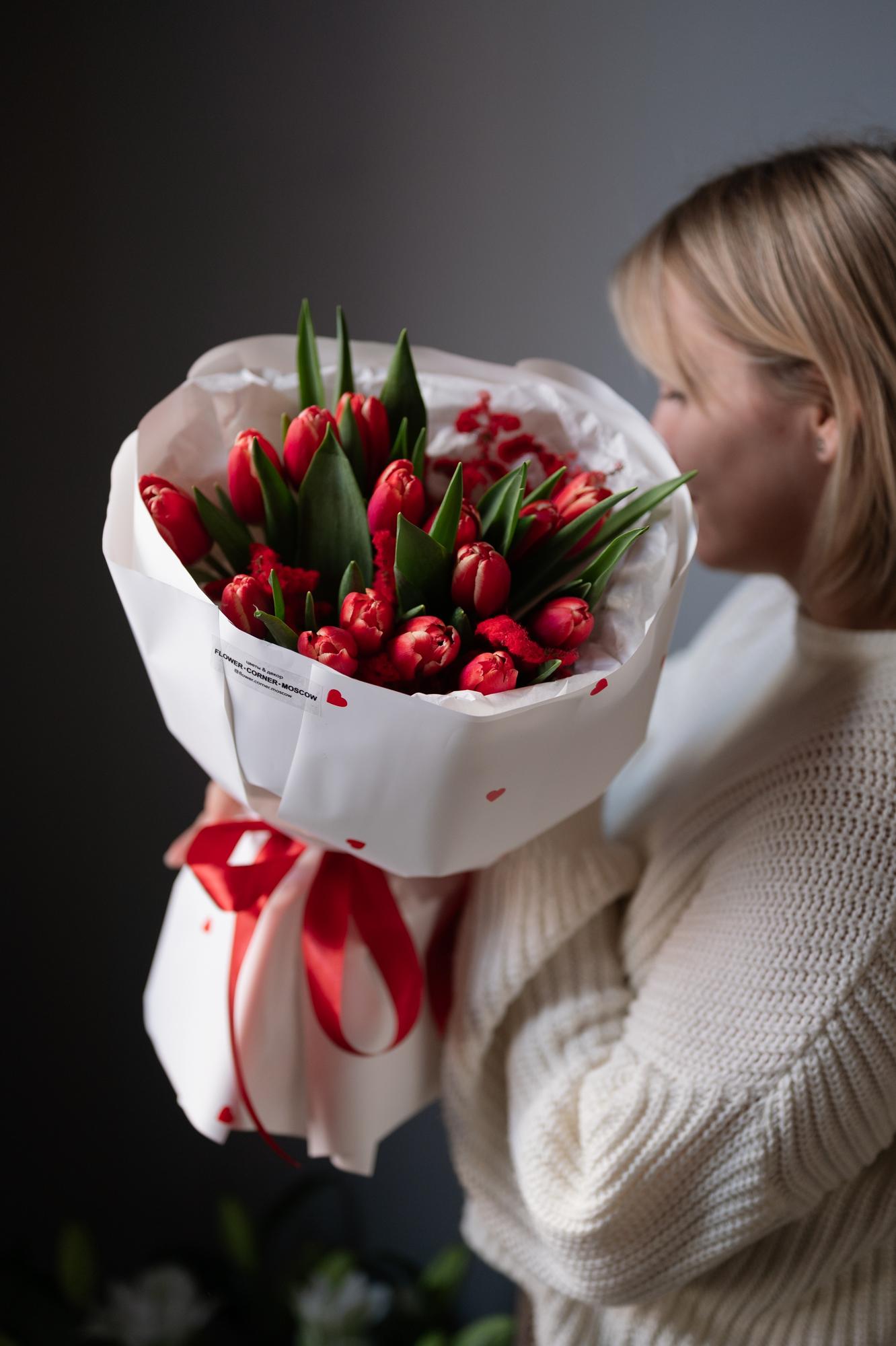 Букет с тюльпанами и заснеженным аспарагусом