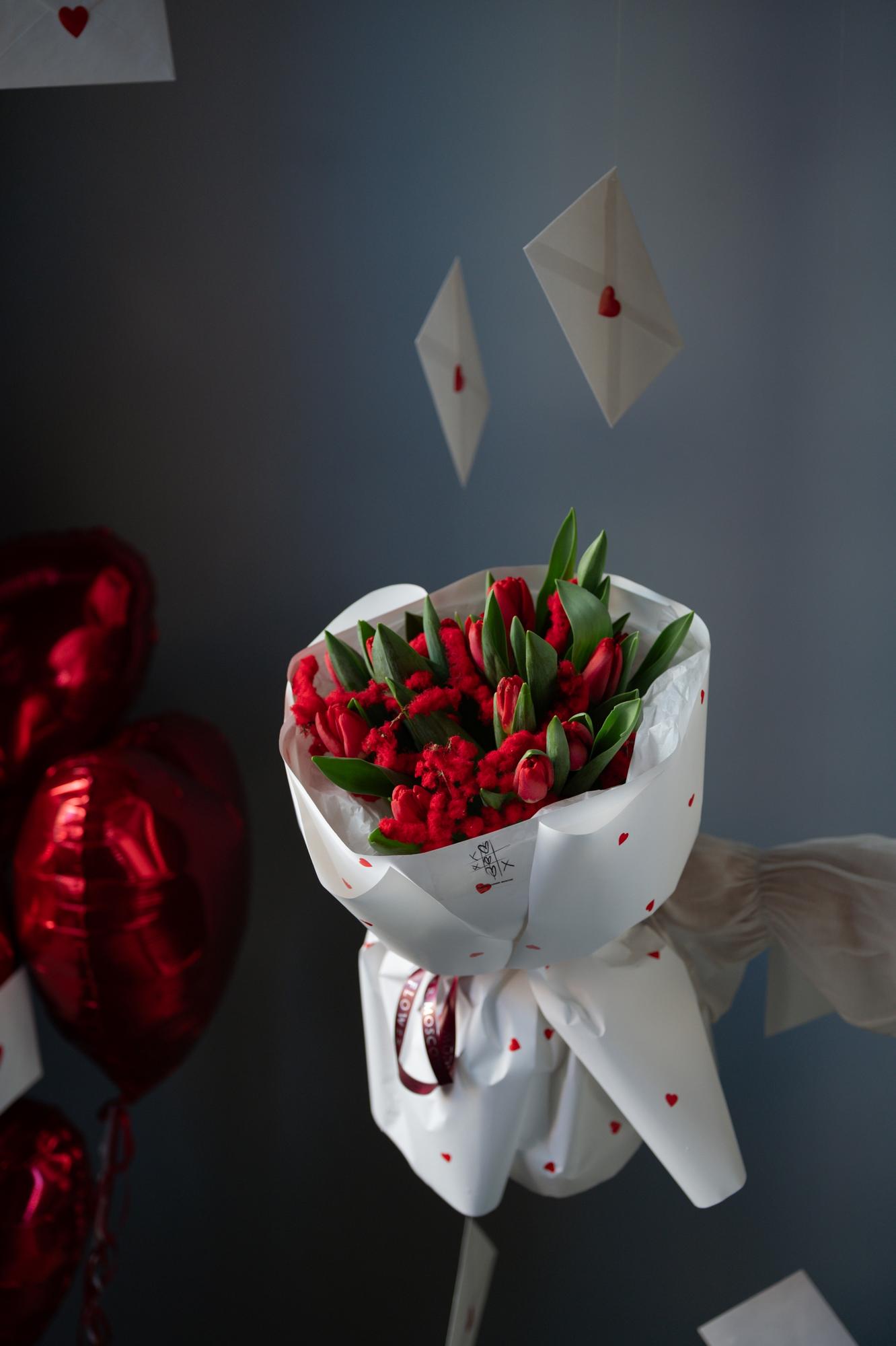 Букет с тюльпанами и заснеженным аспарагусом