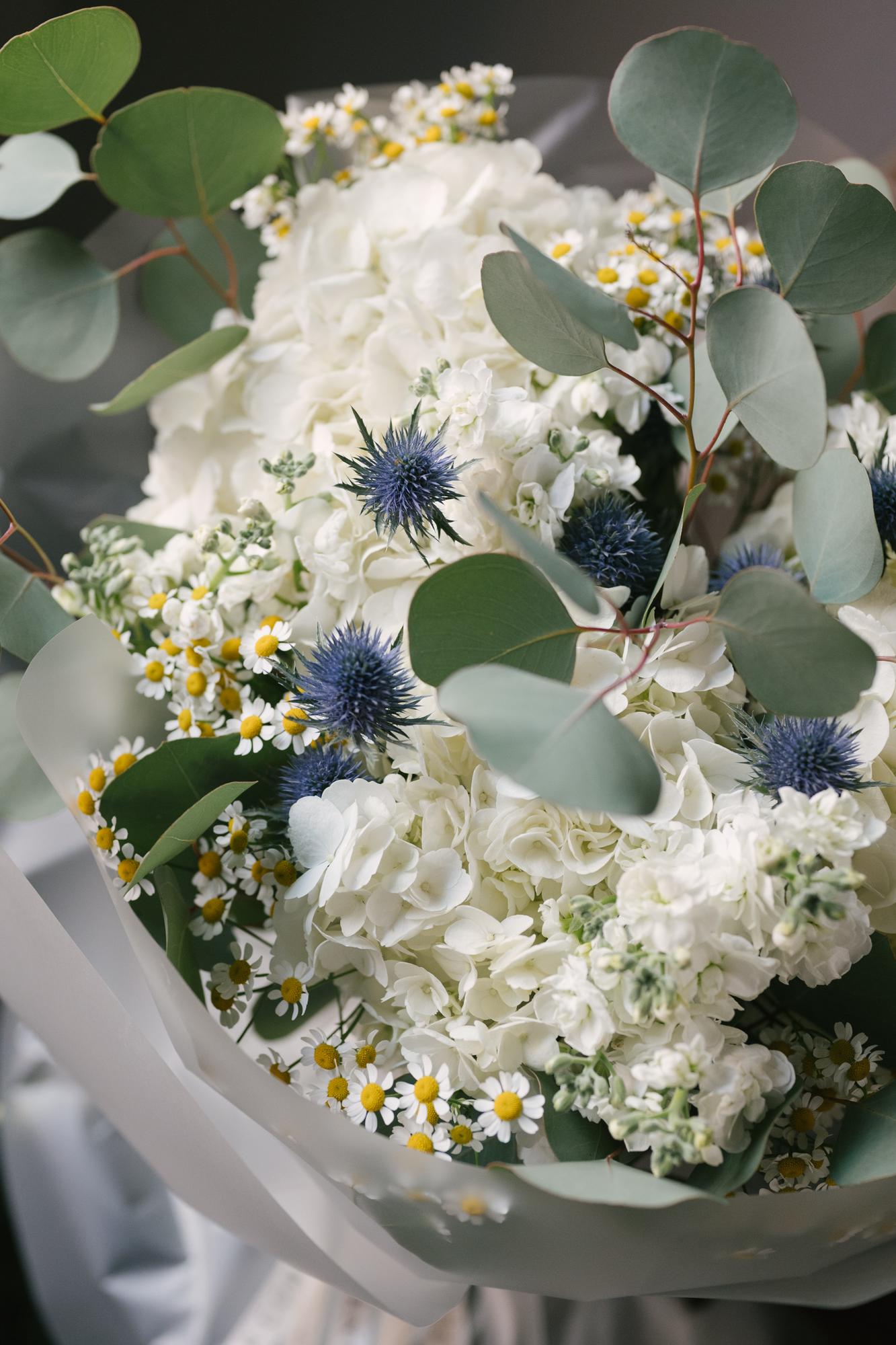 Букет с гортензией и эрингиумом