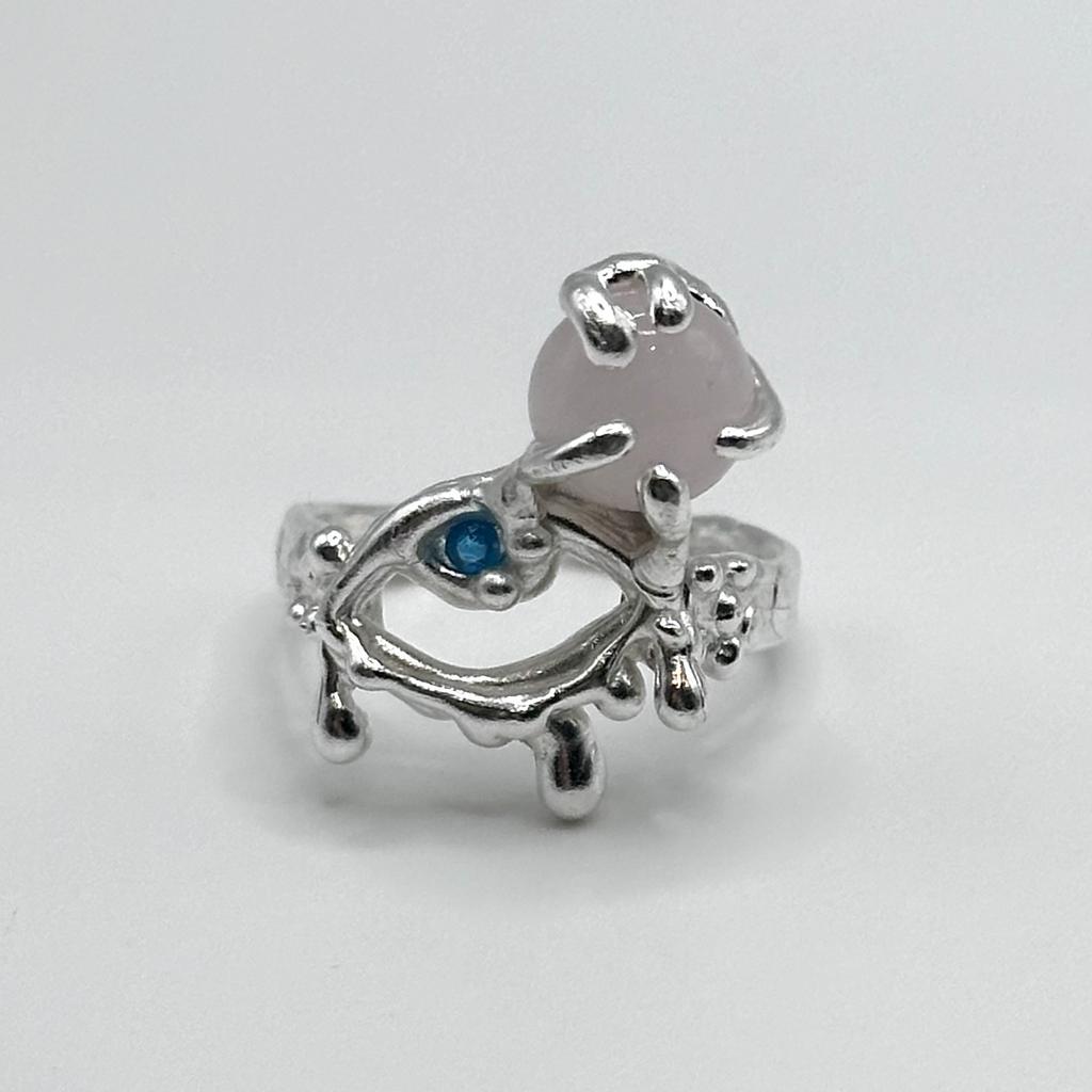 Кольцо-слёзы с кварцем и фианитом "Скользко"