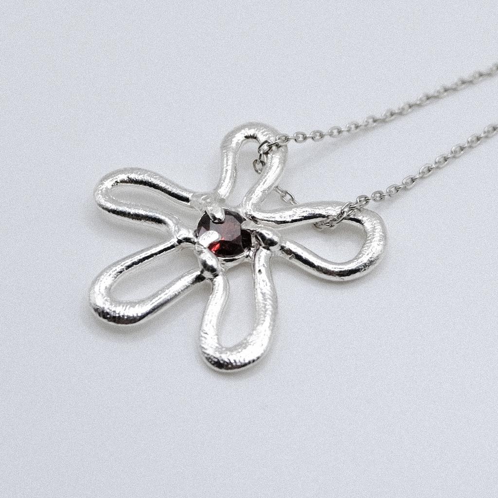 Подвеска «Цветик» с бордовым фианитом