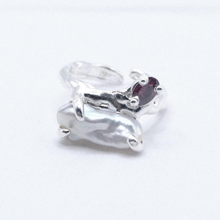 Кольцо с жемчугом и красным фианитом "Скользко"