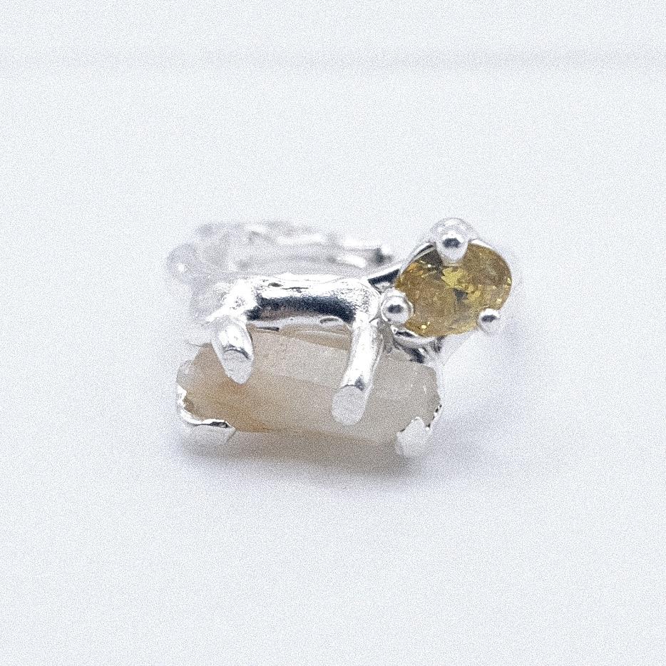 Кольцо с кварцем и жёлтым фианитом "Скользко"