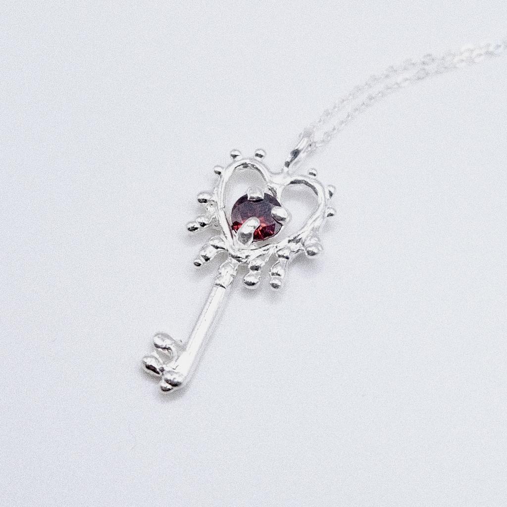 Подвеска «Ключик» с бордовым фианитом