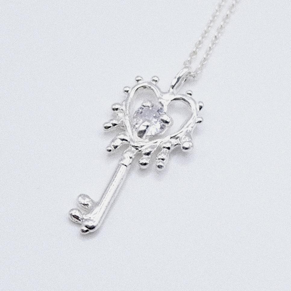Подвеска «Ключик» с белым фианитом