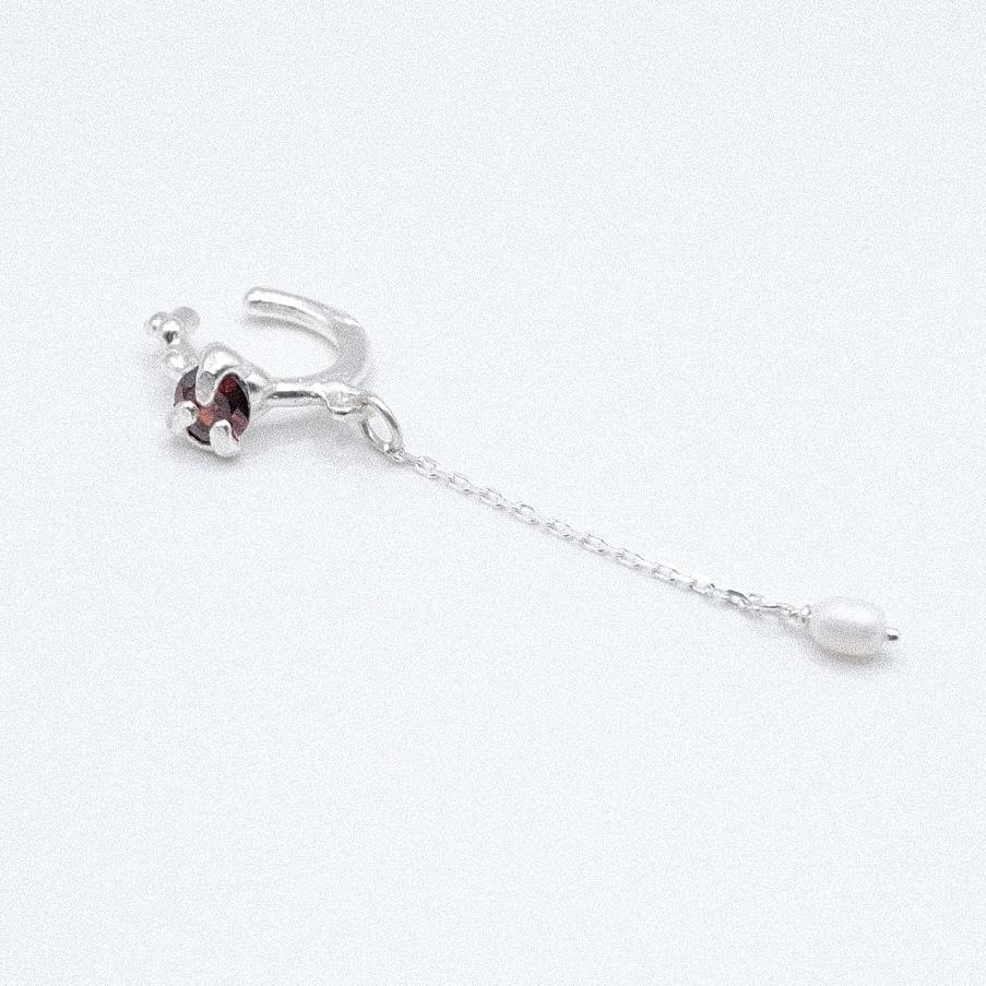 Кафф с красным фианитом и жемчугом «Скользко»