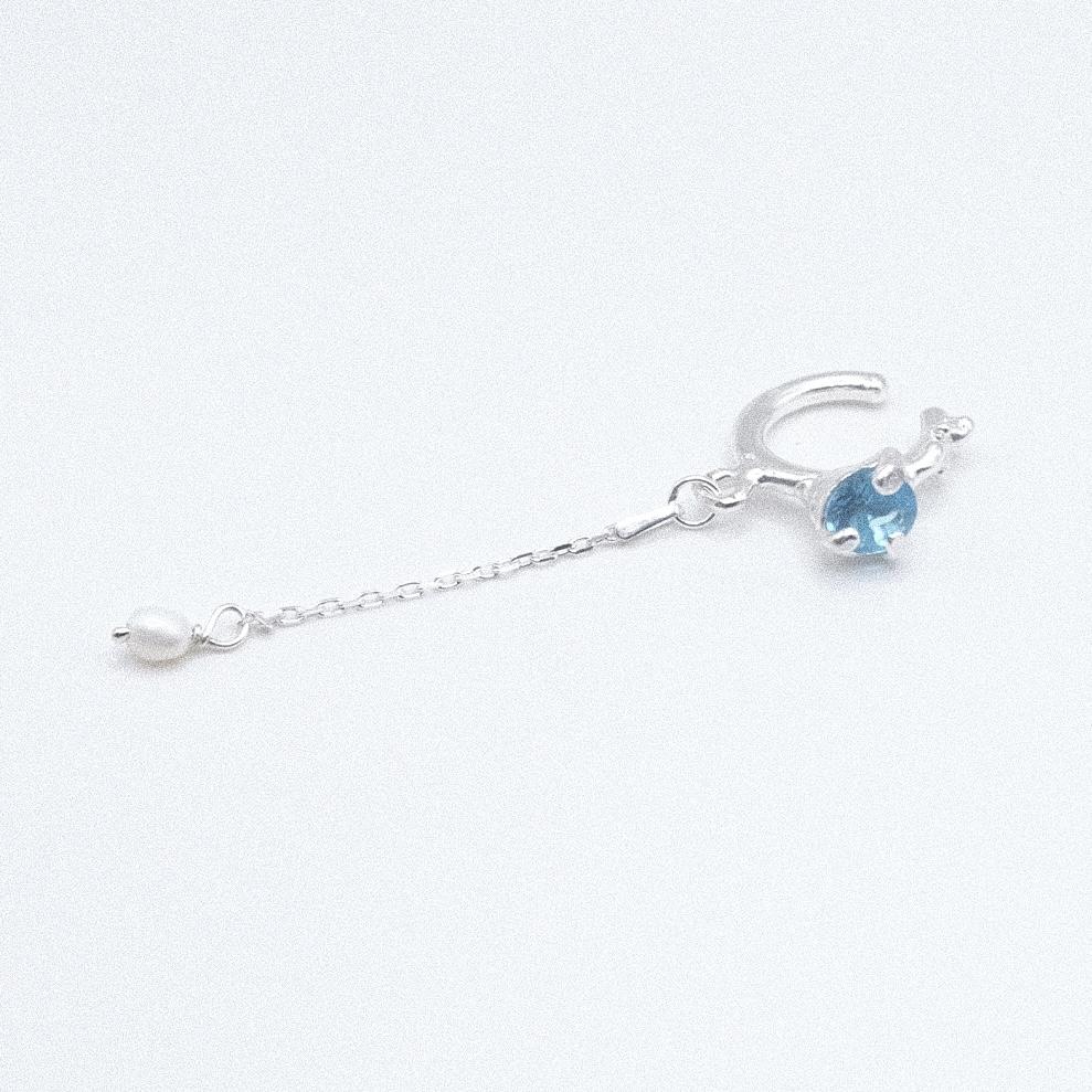 Кафф с голубым фианитом и жемчугом «Скользко»