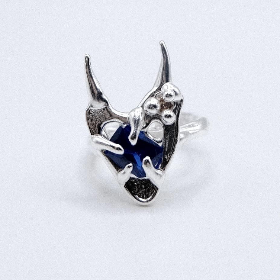 Кольцо-рожки с синим фианитом «<3»