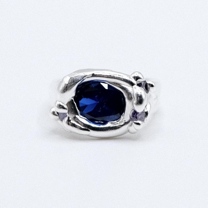 Кольцо-печатка с синим фианитом "Скользко"