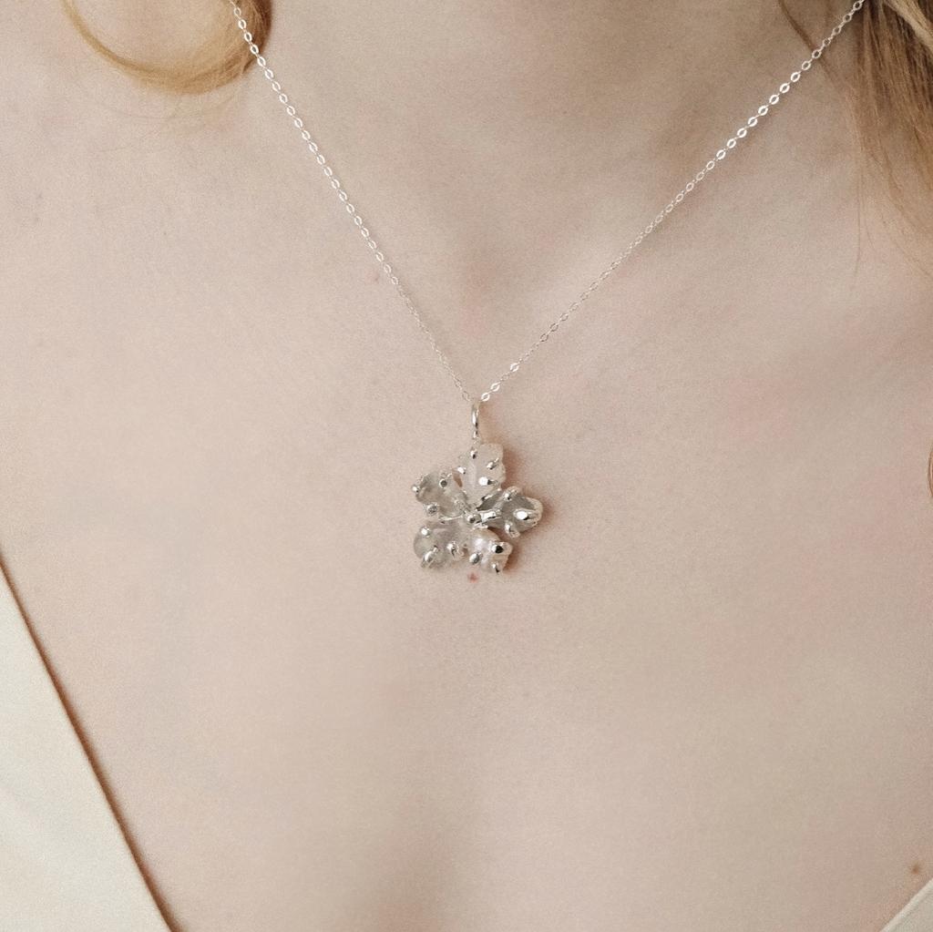 Подвеска с жемчугом, кварцем и лабрадоритом “Лютик”