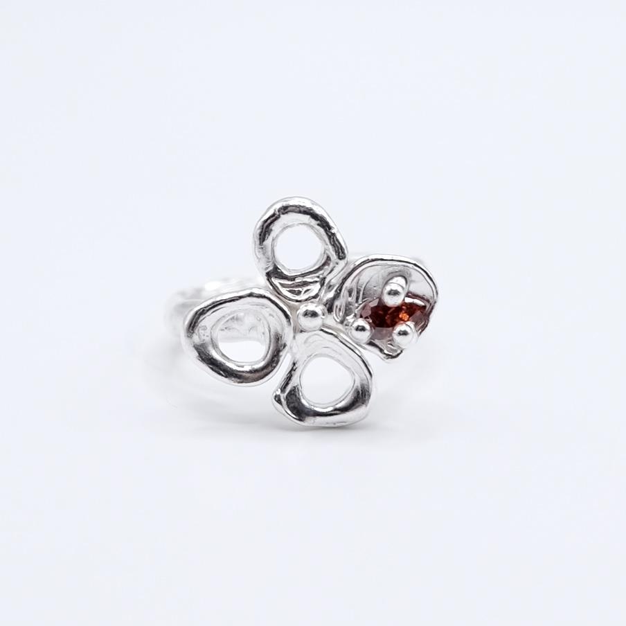 Кольцо с красным фианитом “Лютик”