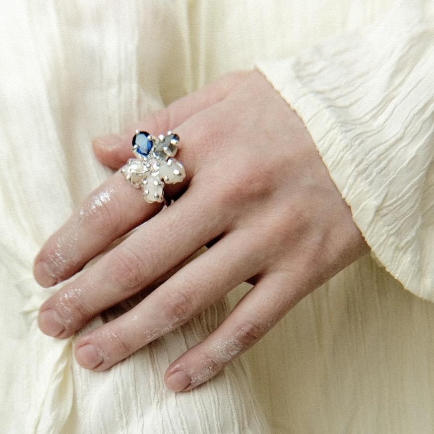 Кольцо с жемчугом, лунным, фианитом, кварцем и лабрадоритом “Лютик”