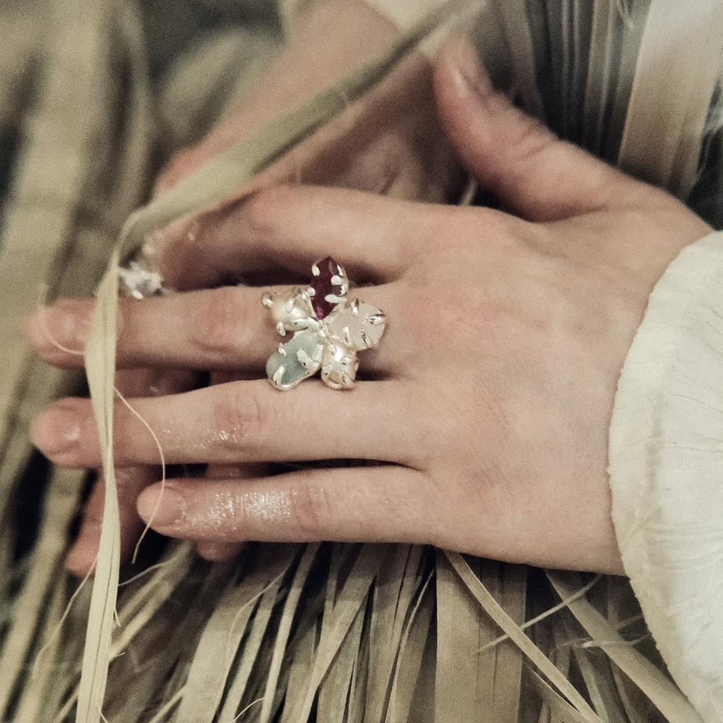 Кольцо с жемчугом, агатом, корундом, кварцем “Лютик”