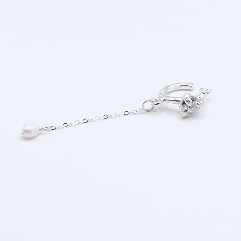 Кафф с белым фианитом и жемчугом «Скользко»