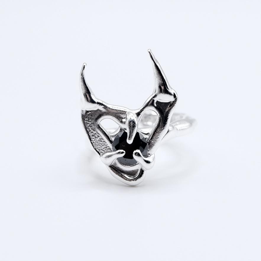 Кольцо-рожки с чёрным фианитом