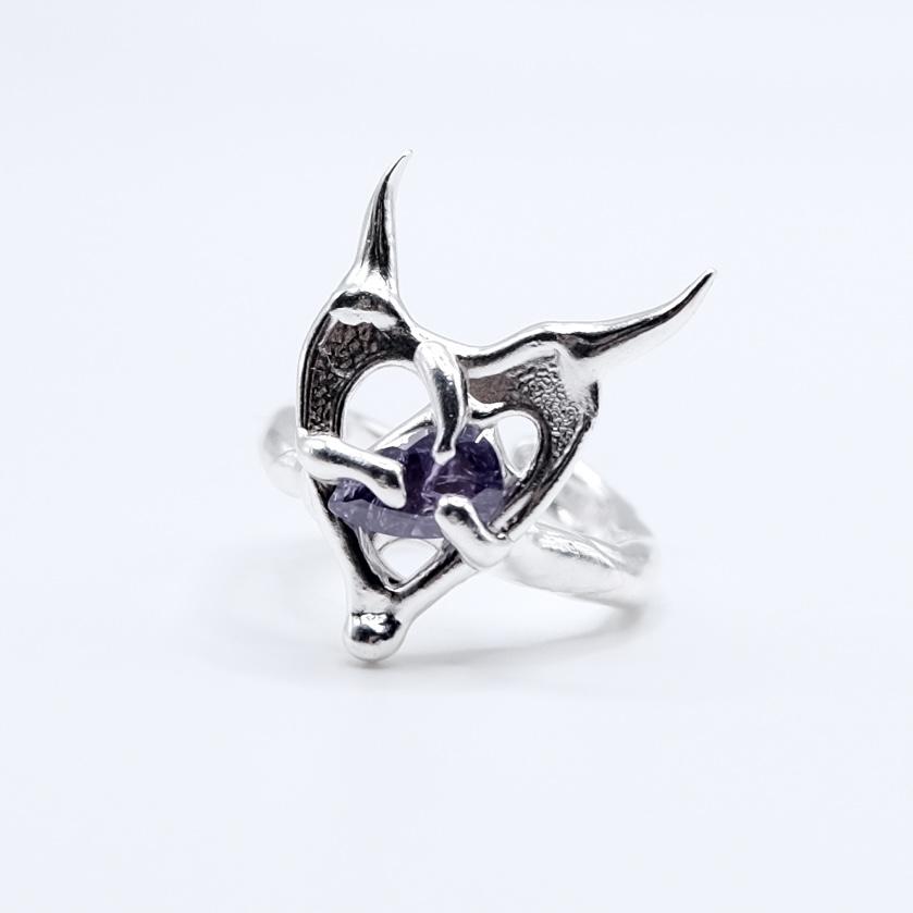 Кольцо-рожки с фиолетовым фианитом