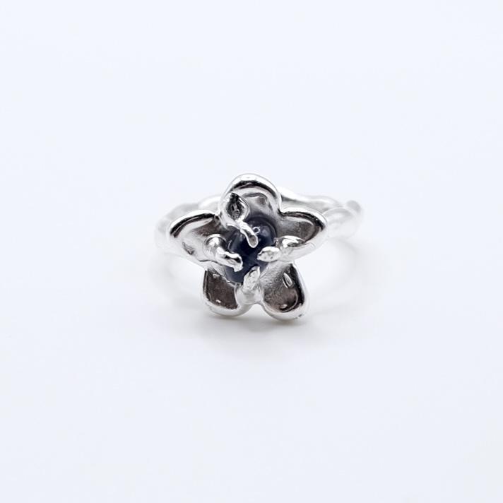 Кольцо-цветочек с агатом