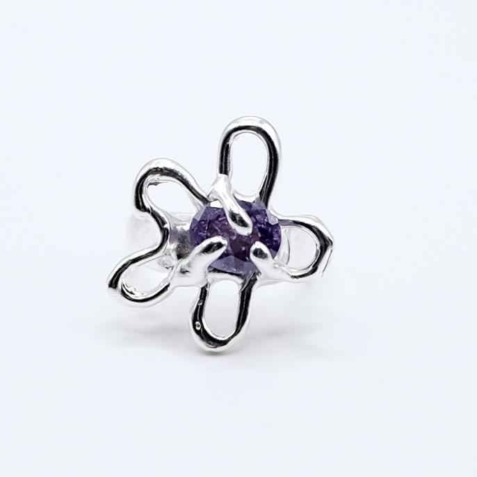 Кольцо «Цветик» с фиолетовым фианитом