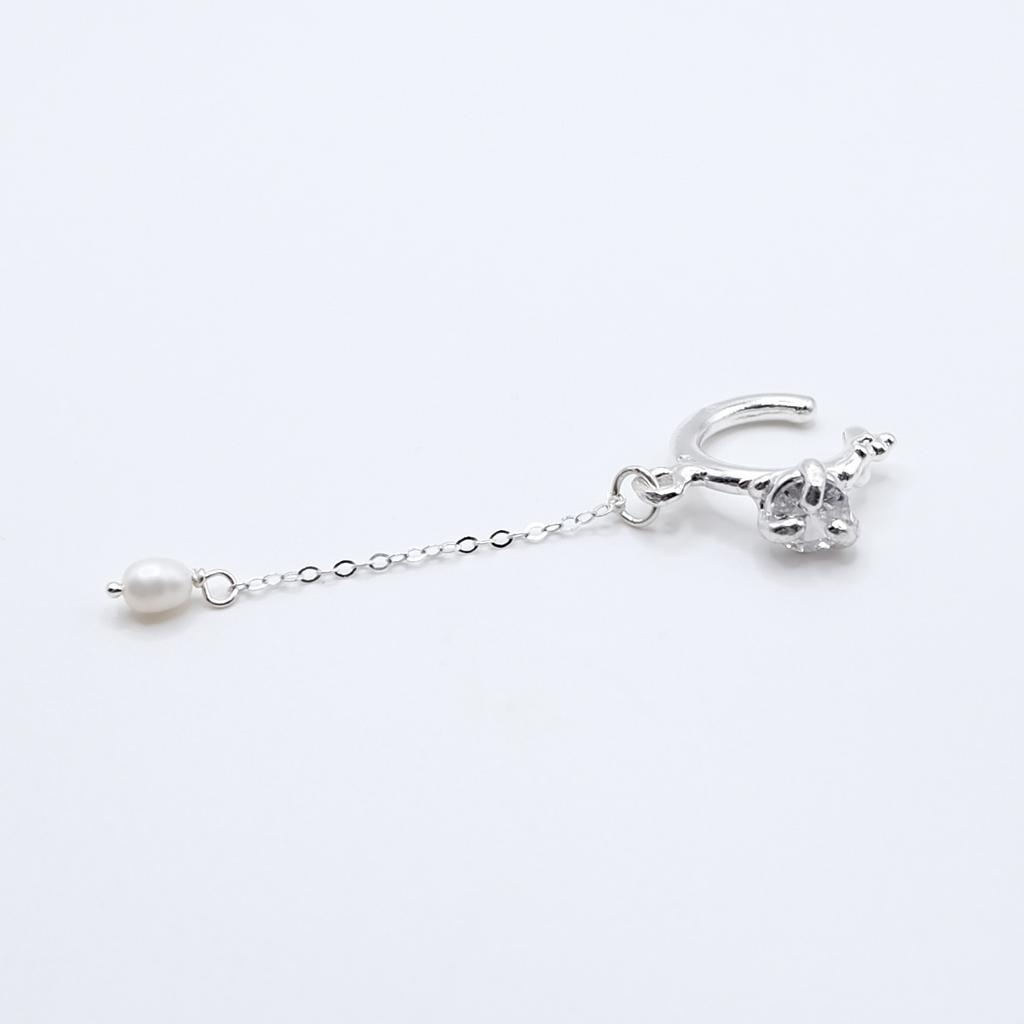 Кафф с белым фианитом и жемчугом «Скользко»