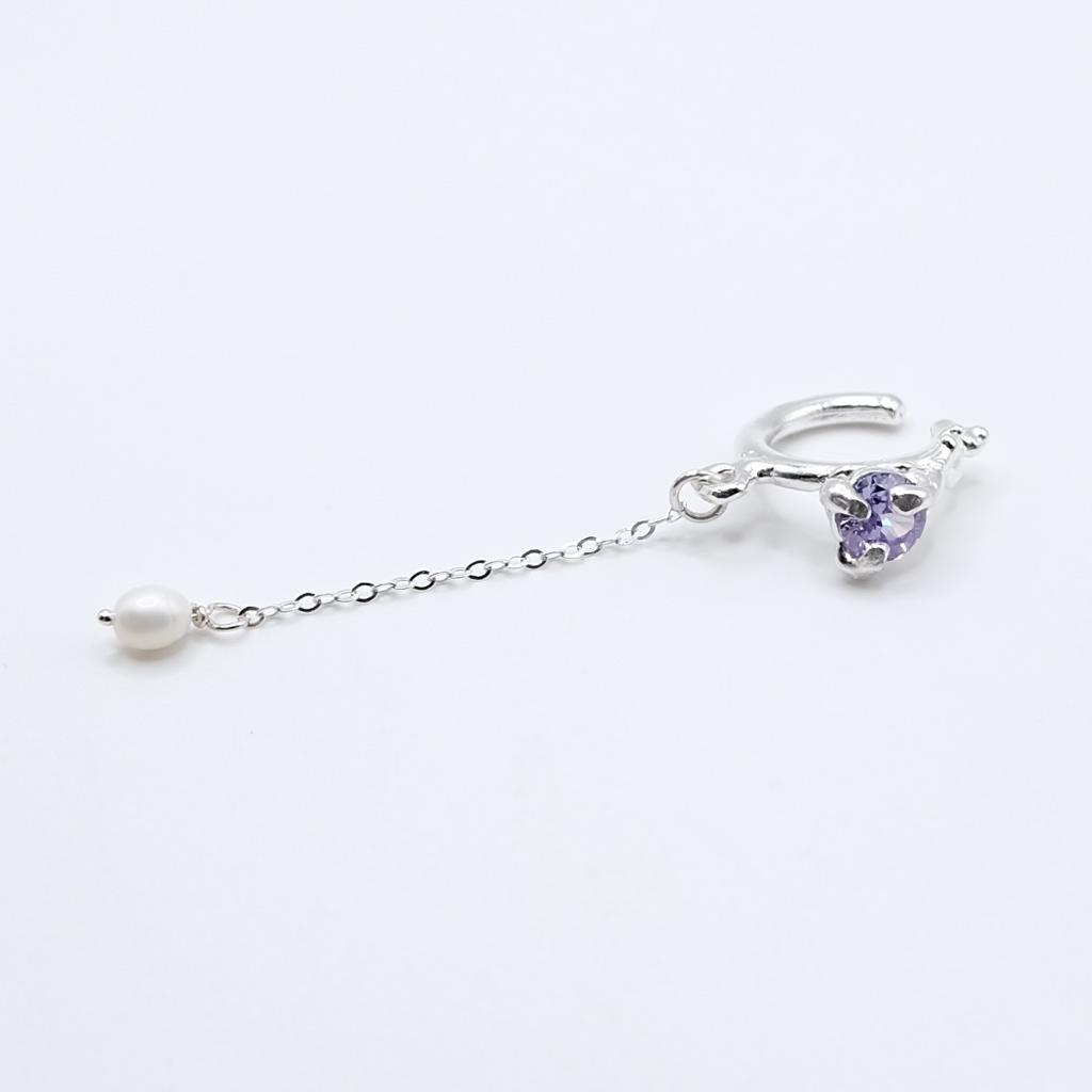Кафф с сиреневым фианитом и жемчугом «Скользко»