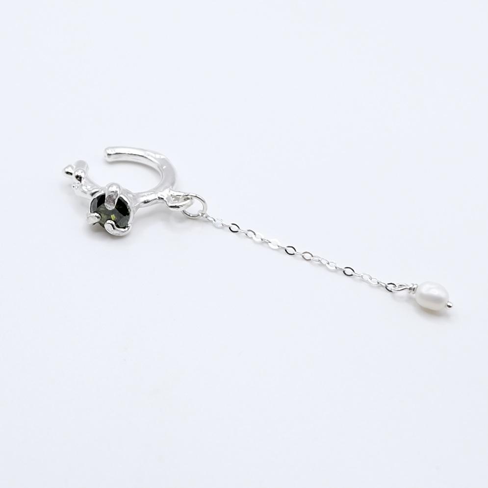 Кафф с зелёным фианитом и жемчугом «Скользко»