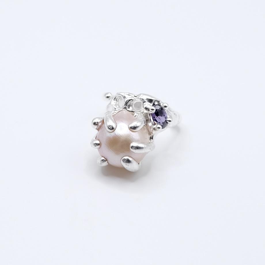 Кольцо с жемчугом и фианитом "Скользко"