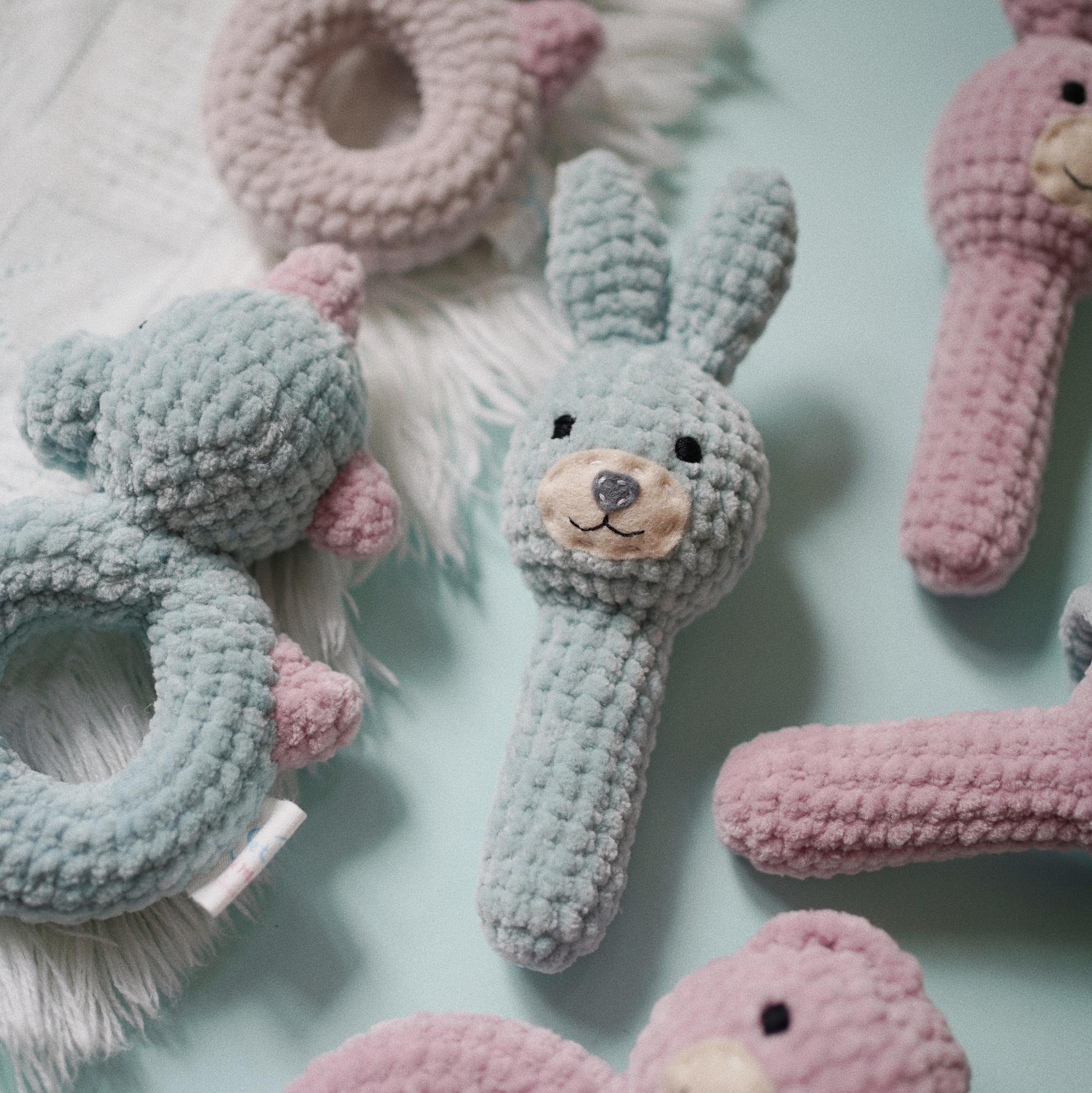 Bunny rattle (погремушка на палочке)