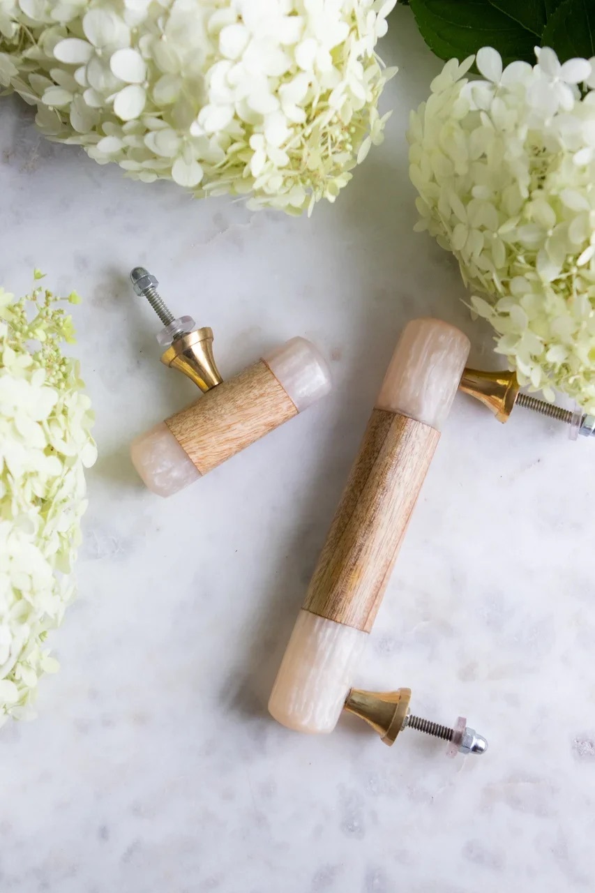 Мебельная ручка  из смолы и дерева