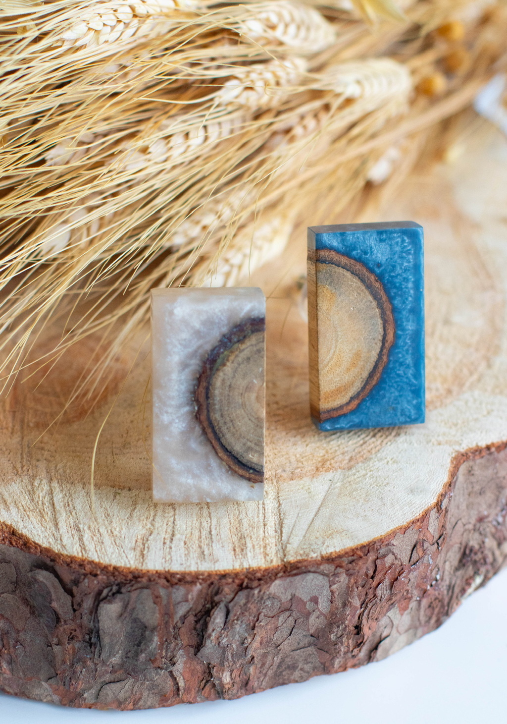 Мебельная ручки из смолы и дерева