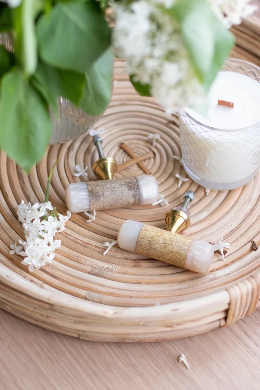 Мебельная ручка из смолы и дерева