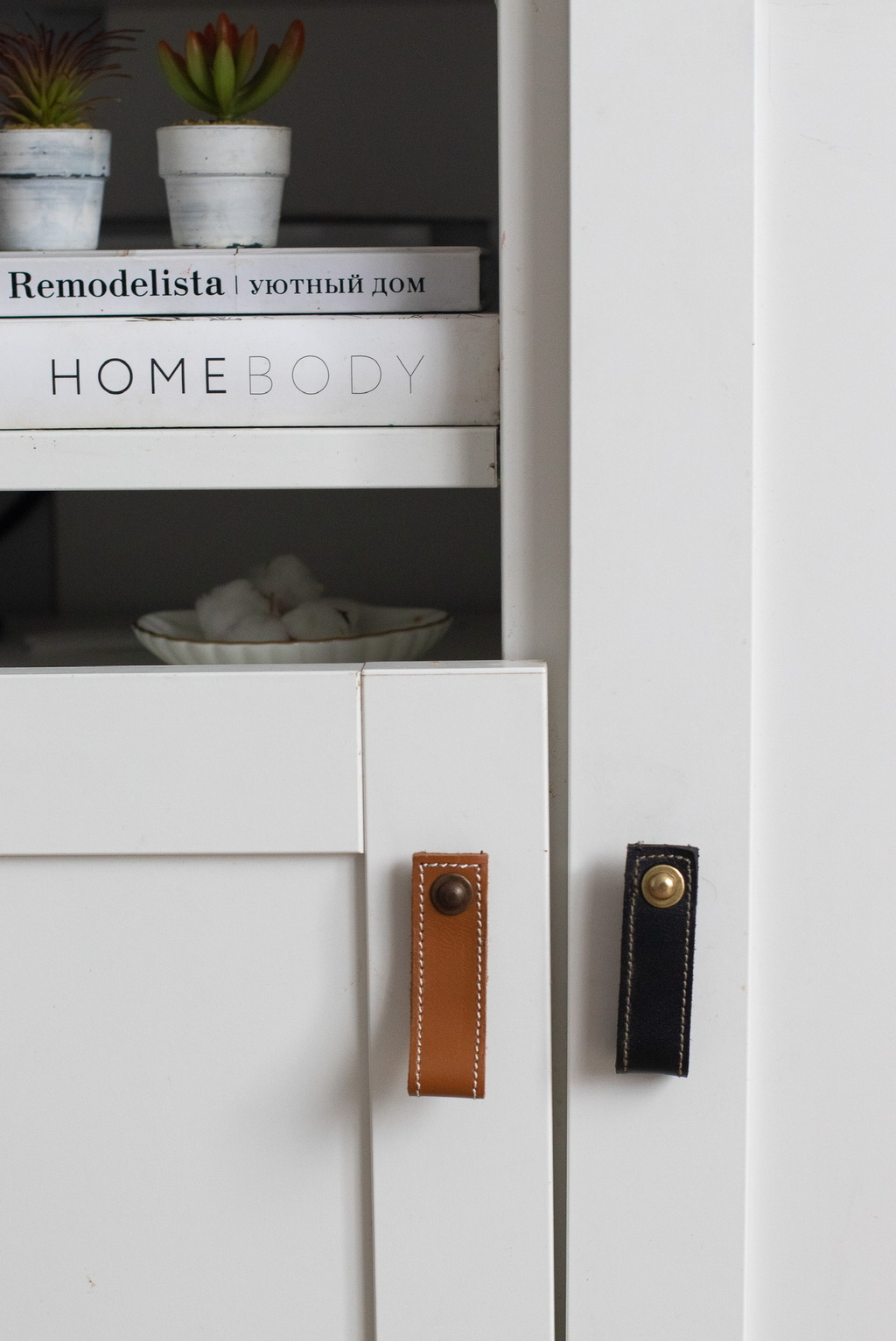 Мебельная ручка кожаная