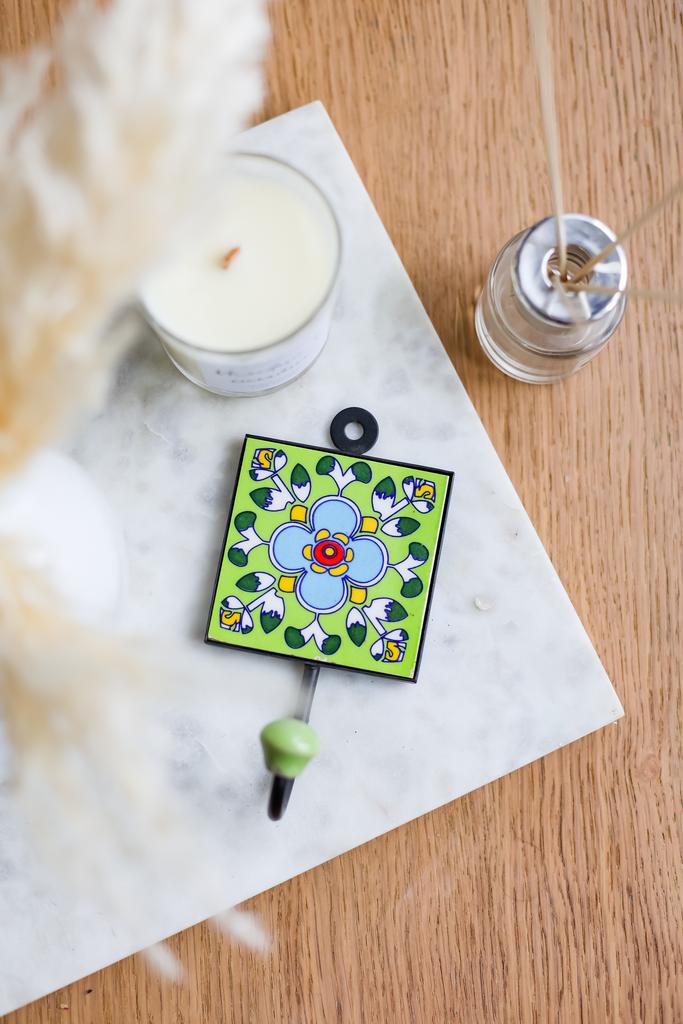 Керамический крючок "плиточка" зеленый