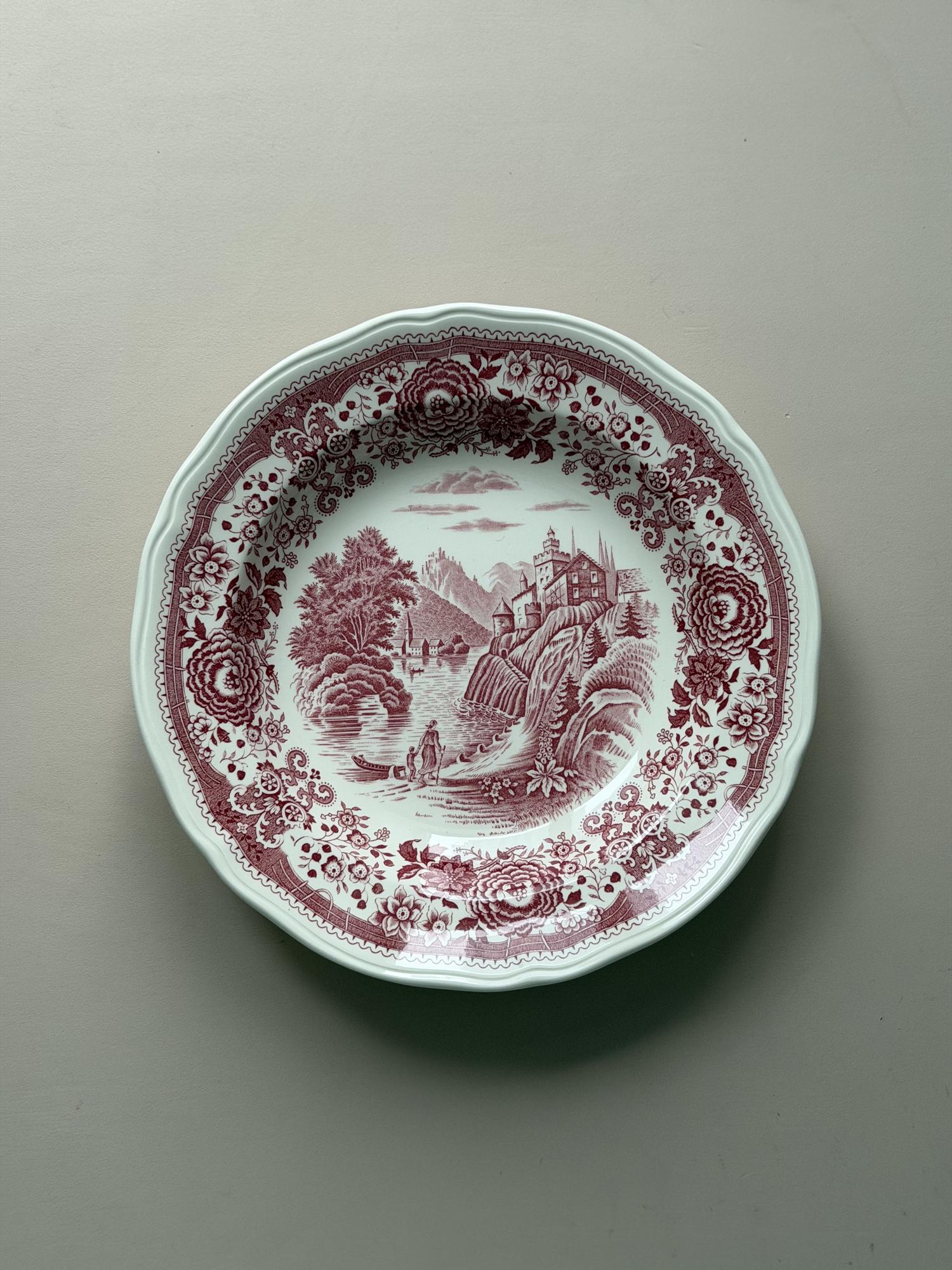 Тарелка с брусничным рисунком, для пасты