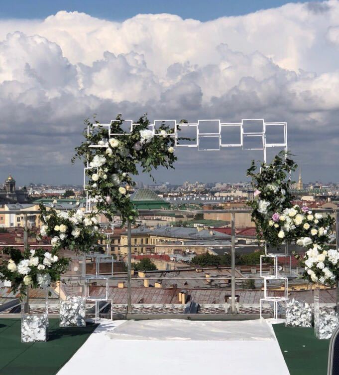 Геометрическая арка из кубов