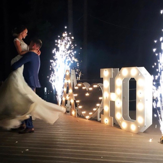 Светящиеся буквы с амперсандом (&) или сердцем