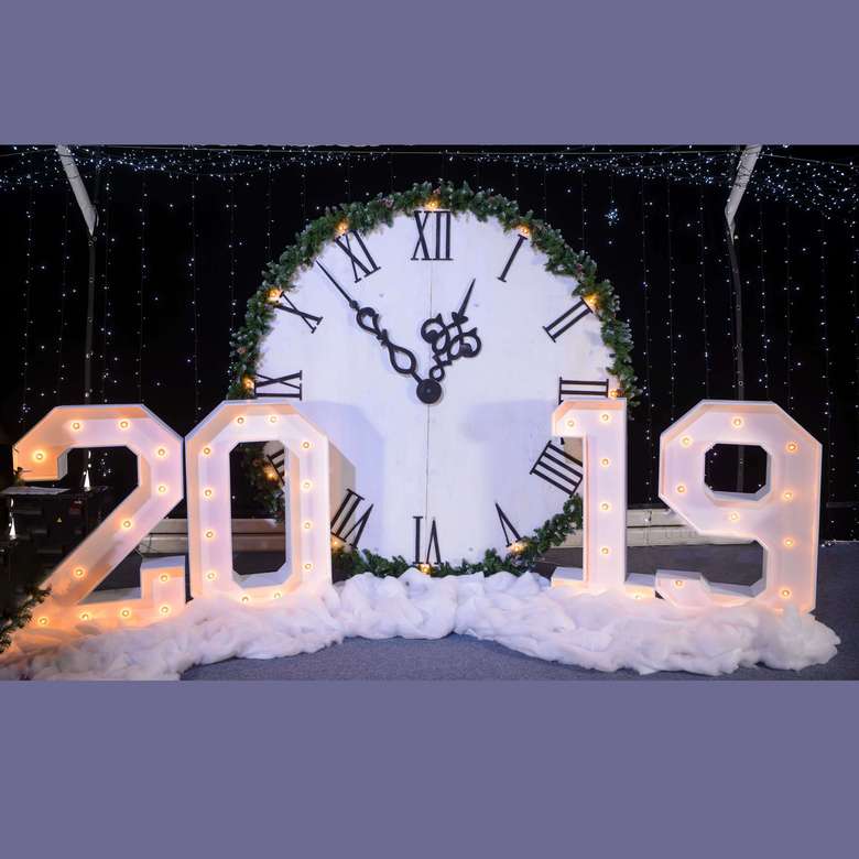 Фотозона часы с цифрами