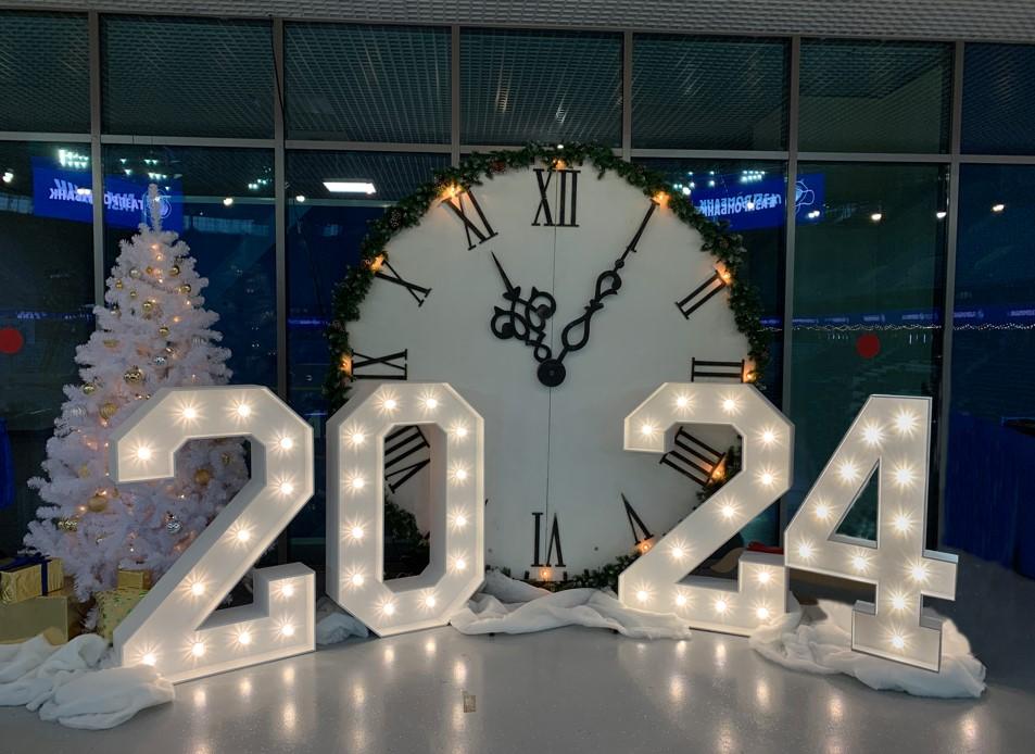 Фотозона часы с цифрами и елкой