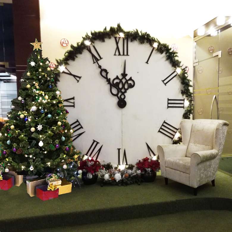 Большие часы с елкой