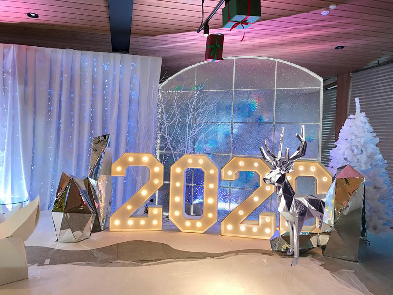 Фотозона цифры 2026 с витражным окном