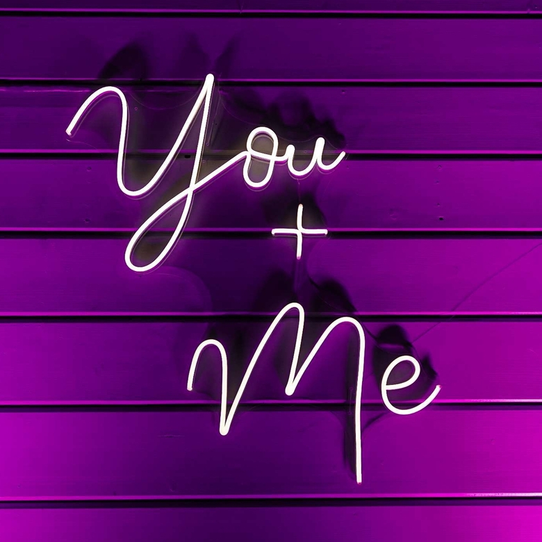 Неоновая надпись You + Me
