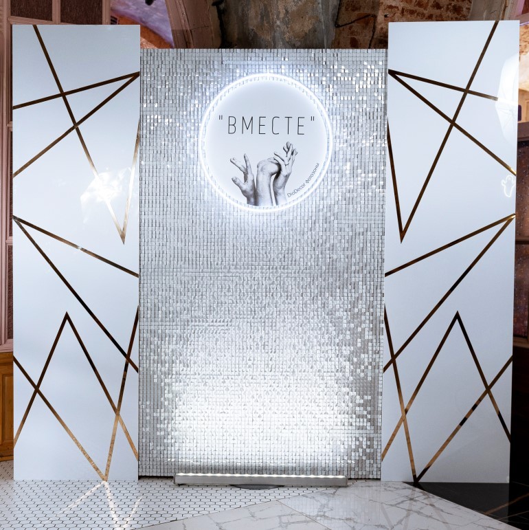 Белая фотозона в стиле Гэтсби